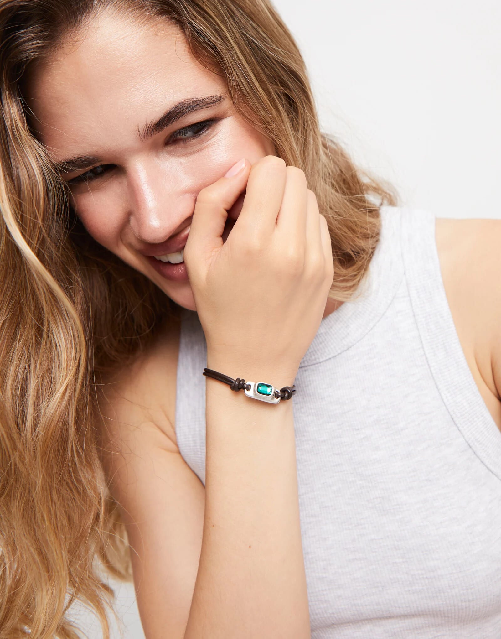 Pulsera de cuero ba&ntilde;ada en plata de ley con cristal verde